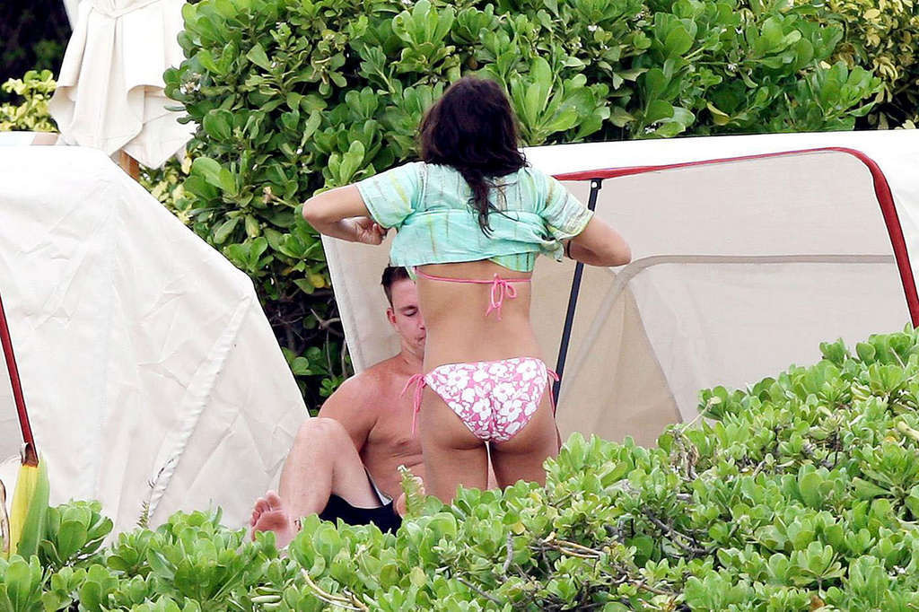 Jenna Dewan in posa sulla spiaggia e mostrando il suo corpo sexy in bikini
 #75373251