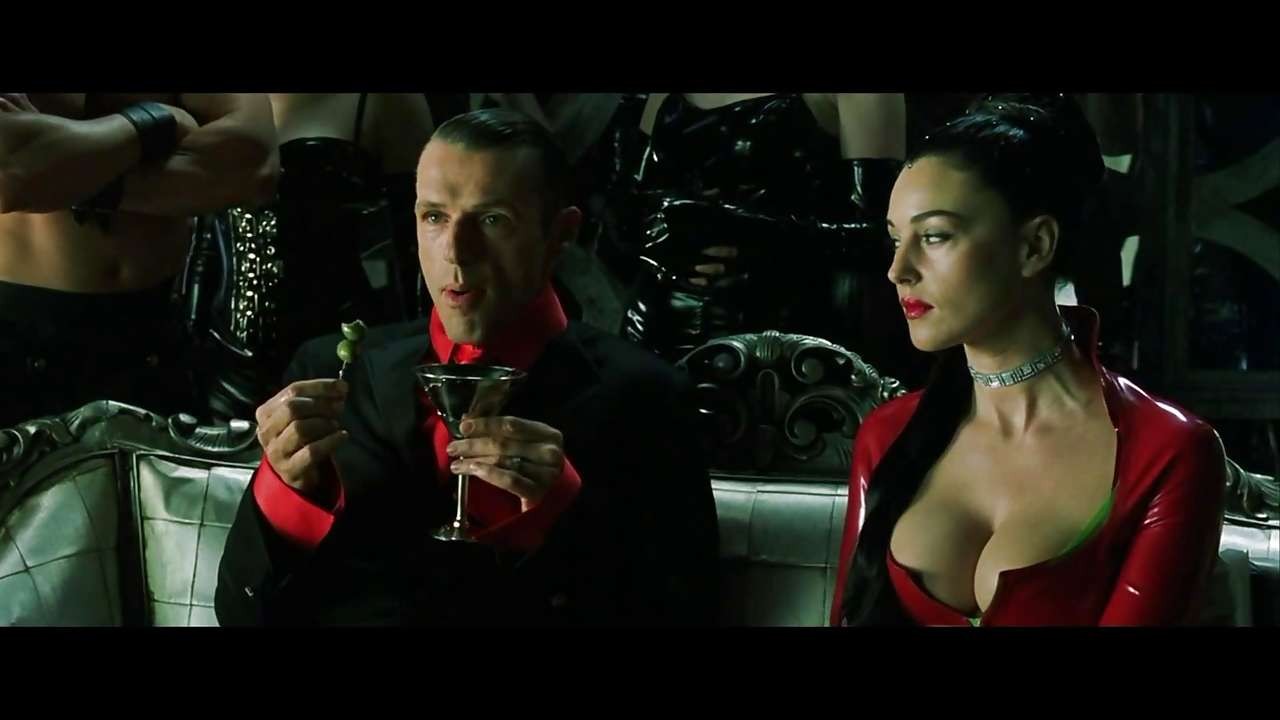 Monica Bellucci montrant ses beaux gros seins et posant en bas.
 #75299099