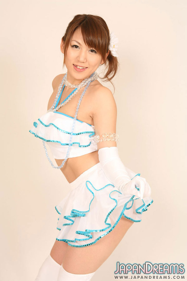 Süßes japanisches Mädchen mazuki im weißen Kleid
 #69827181