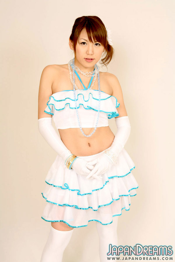 Süßes japanisches Mädchen mazuki im weißen Kleid
 #69827187