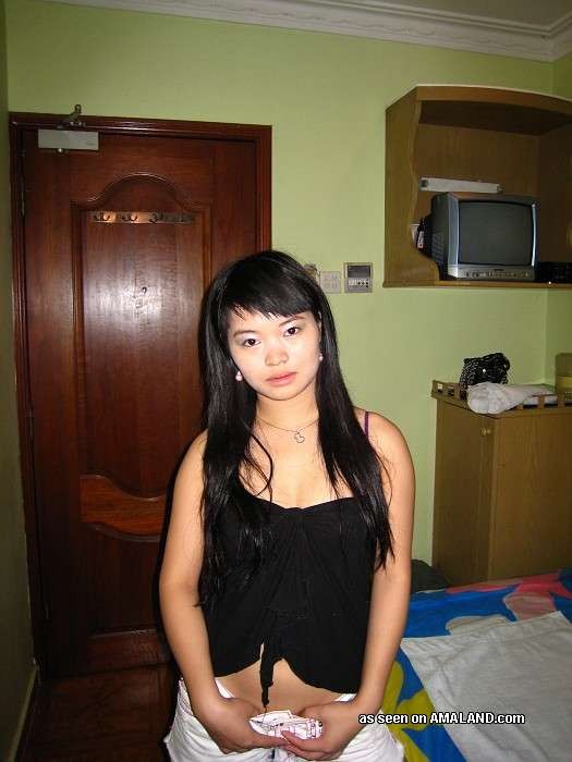 Una joven asiática amateur se hace una paja y una mamada en una foto casera
 #69925261