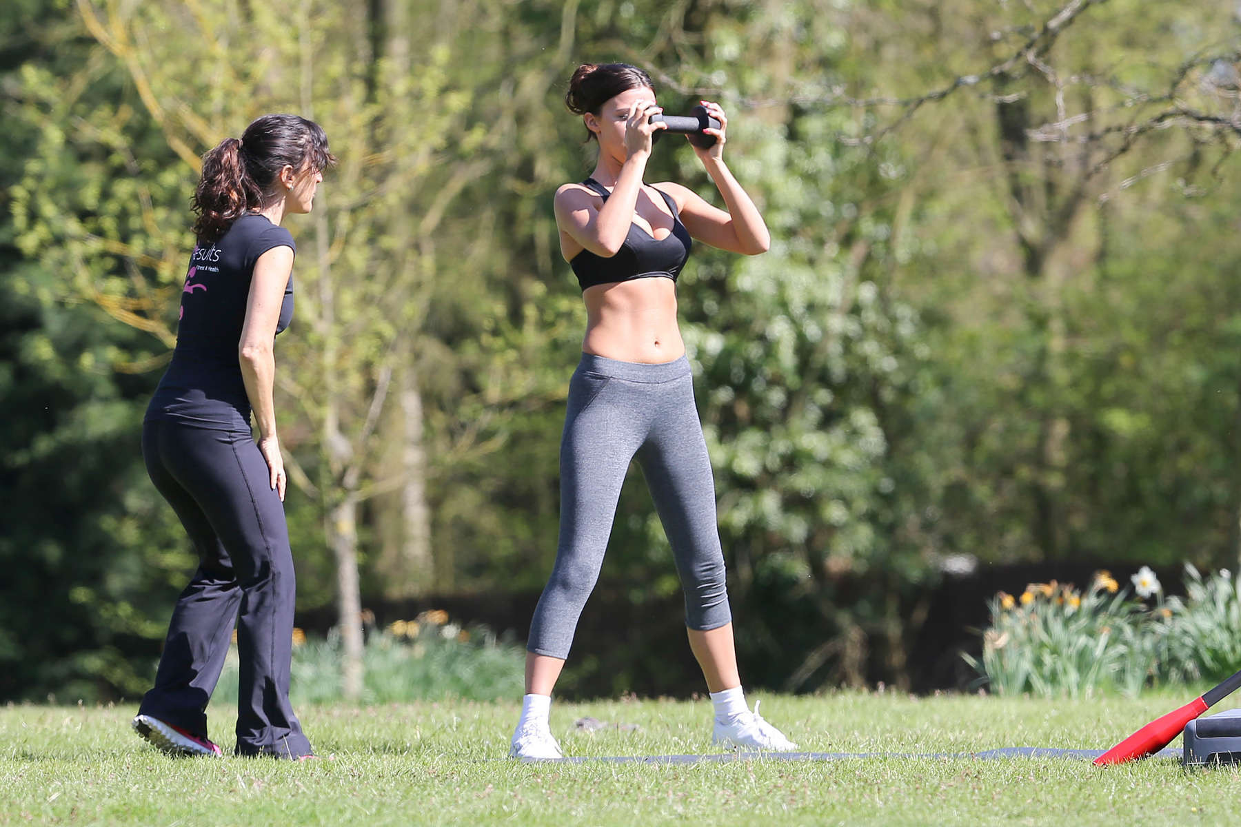 Lucy mecklenburgh s'entraîne dans un parc de Londres en portant un soutien-gorge de sport et des collants.
 #75229199