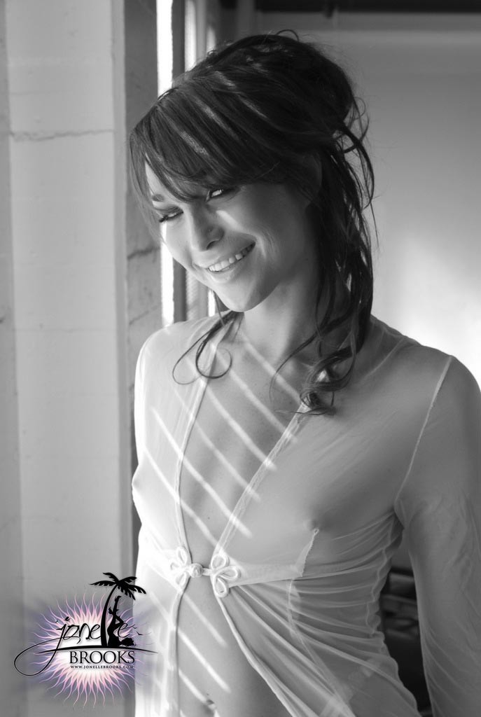 Jonelle Brooks, transsexuel sexy, dans une magnifique photo noir et blanc.
 #79180123