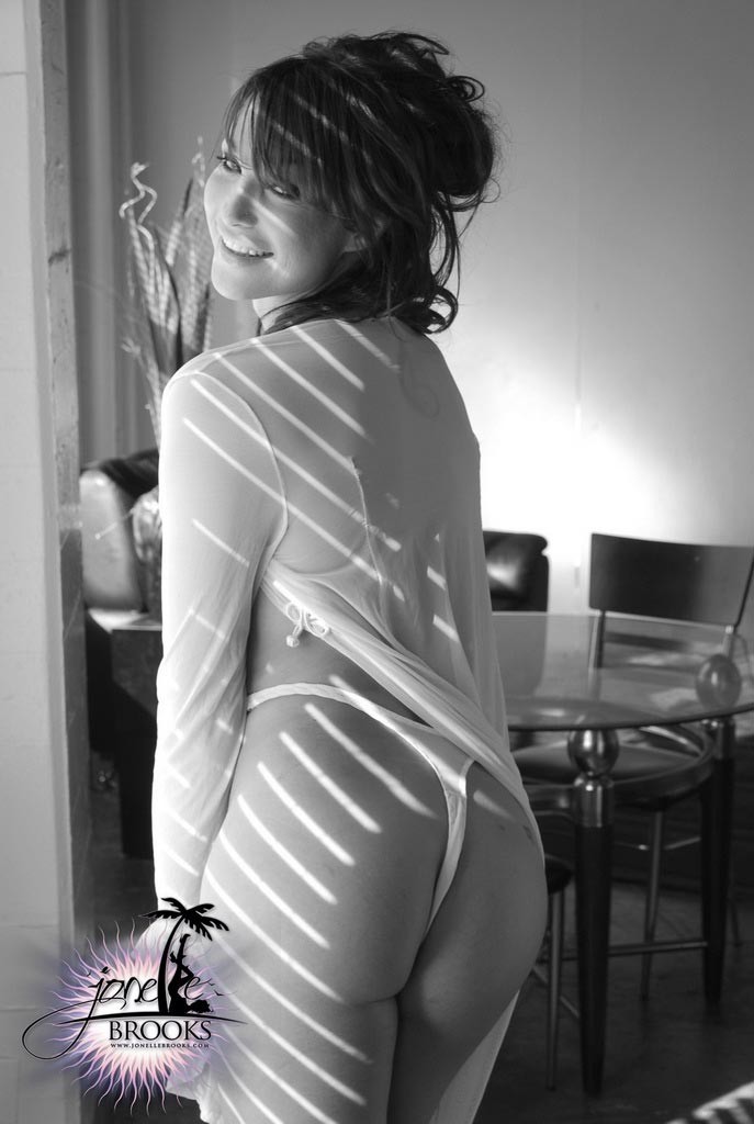 Jonelle Brooks, transsexuel sexy, dans une magnifique photo noir et blanc.
 #79180133