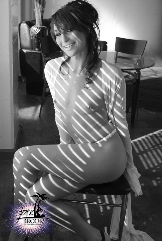 Jonelle Brooks, transsexuel sexy, dans une magnifique photo noir et blanc.
 #79180146