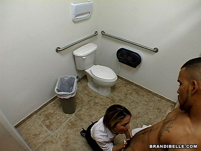 Nena con cámara espía grabando a una pareja follando en el baño
 #74566852
