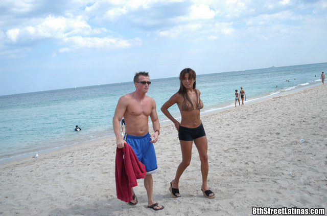Vollbusige Strand-Milf macht einen heißen Striptease, bevor sie an ihren Knien saugt
 #74499270
