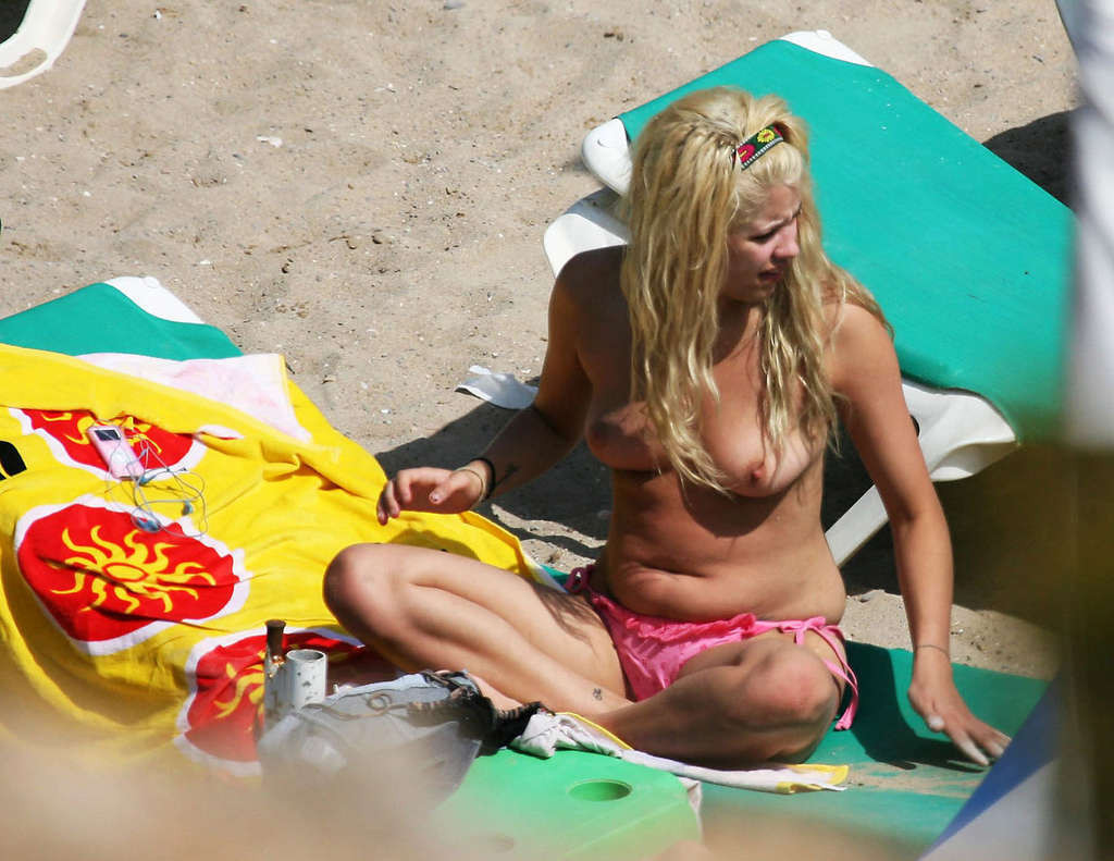 Peaches geldof entblößt ihre schönen Titten und Nippel Slip Paparazzi Bilder
 #75360064