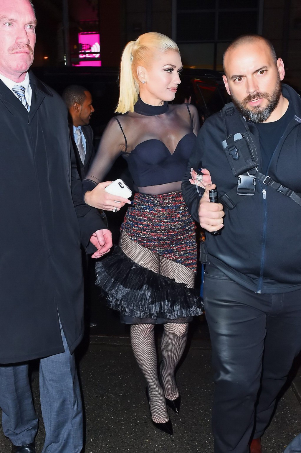 Gwen stefani upskirt lampeggiante mutandine e culo rotondo
 #75144108