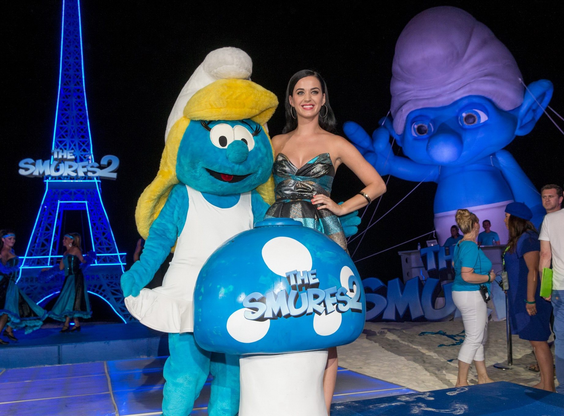 Katy perry mostrando grande scissione in un caldo abito senza spalline alla festa puffi 2 a
 #75234412