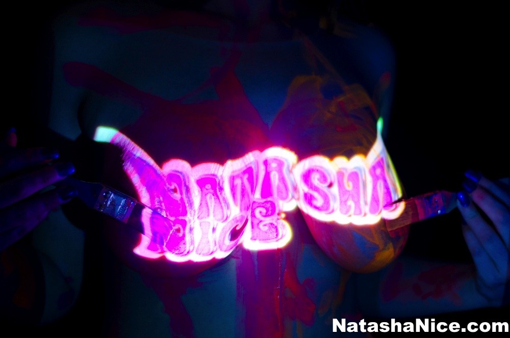 Busty natasha schießt eine lustige und sexy Schwarzlicht-Promo für ihre dv
 #70145658