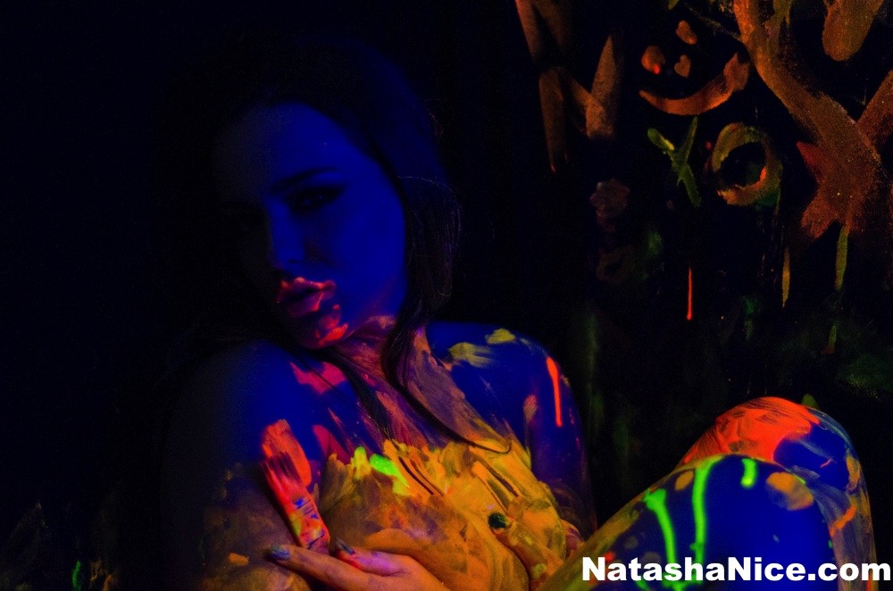 Natasha pechugona dispara un divertido y sexy promocional de luz negro para su dv
 #70145706