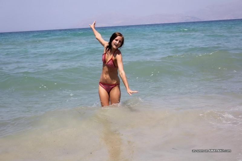 Sexy Teenie-Babe genießt den Strand, während sie für ihren Freund posiert
 #76126654