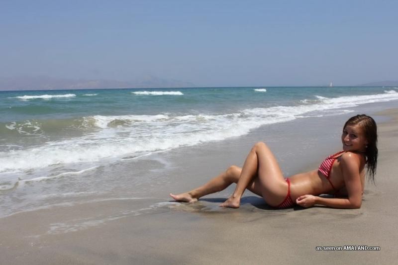 Sexy Teenie-Babe genießt den Strand, während sie für ihren Freund posiert
 #76126665