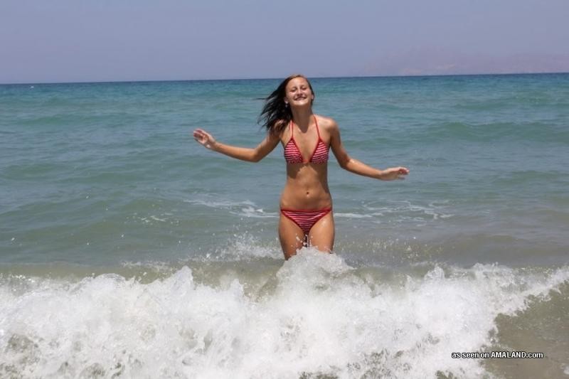 Sexy Teenie-Babe genießt den Strand, während sie für ihren Freund posiert
 #76126671