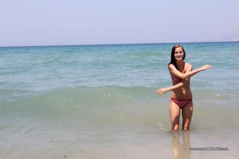Sexy Teenie-Babe genießt den Strand, während sie für ihren Freund posiert
 #76126676