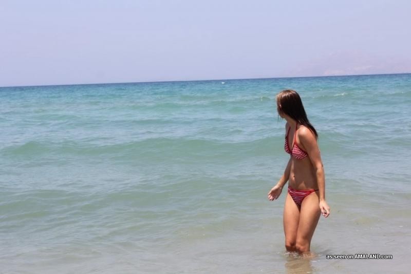 Sexy Teenie-Babe genießt den Strand, während sie für ihren Freund posiert
 #76126687