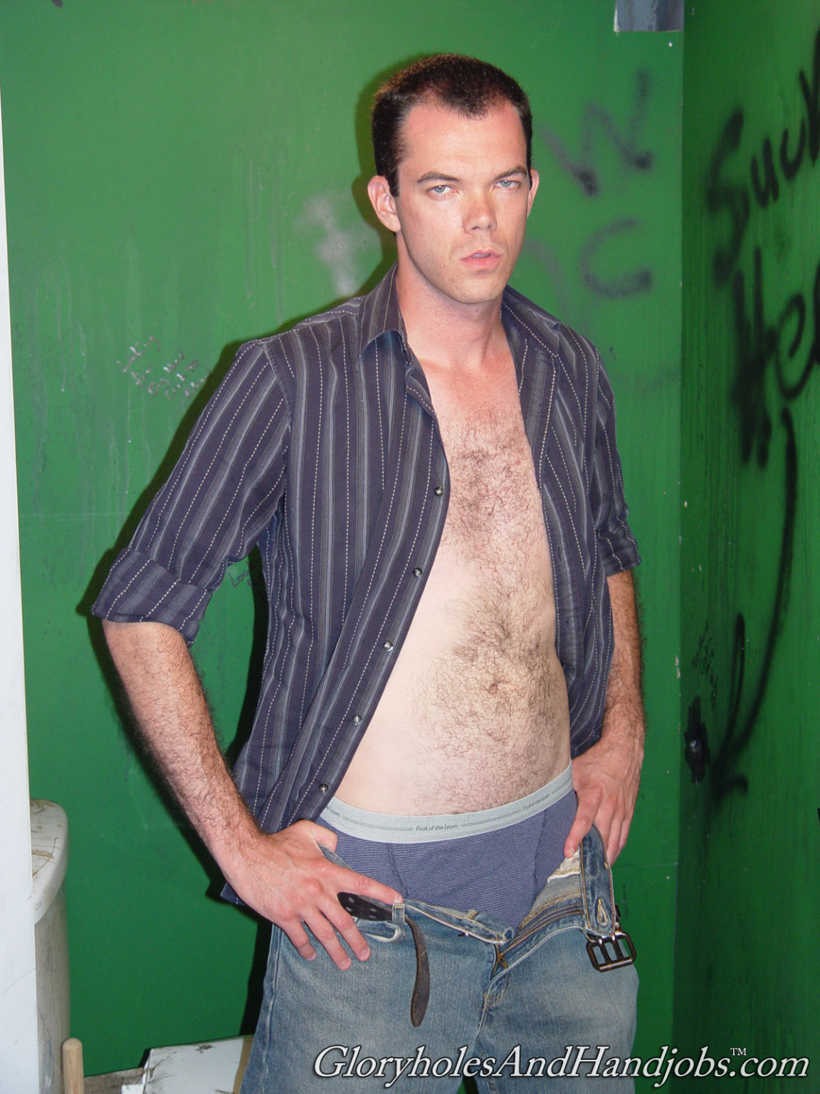 Un chico cachondo chupando una fuerte polla en una acción gay de gloryhole
 #76958426