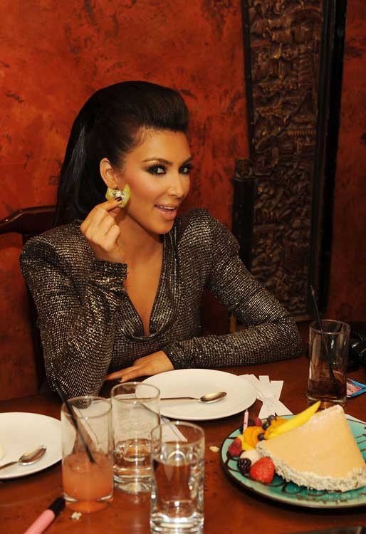 Kim Kardashian weicher Arsch und zur Schau gestellter Ausschnitt
 #75377273