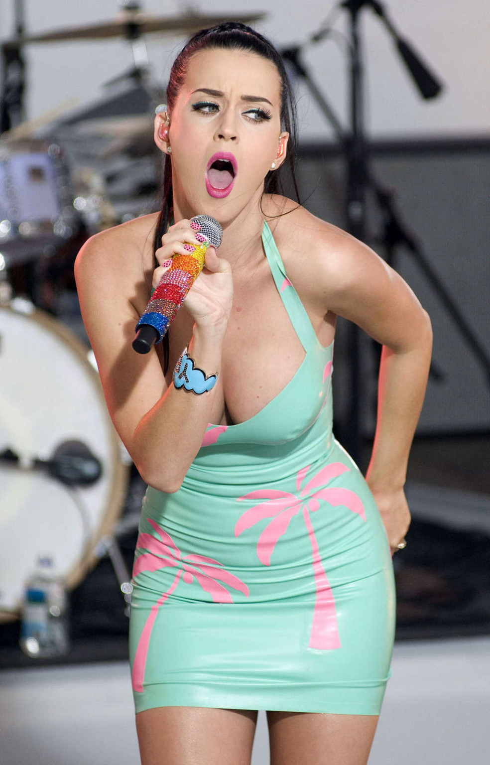 Katy Perry che espone il suo cazzo di corpo sexy e figa calda sotto la gonna
 #75344761