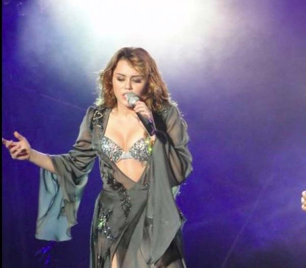 Miley Cyrus esponendo enorme scissione e cazzo corpo sexy sul palco
 #75302792