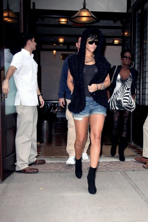 Rihanna, mamelons percés, seins apparents, photos de seins
 #75370697