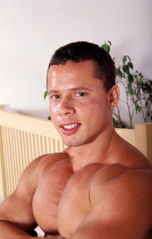 筋骨隆々のヌードボディビルダー
 #77000571