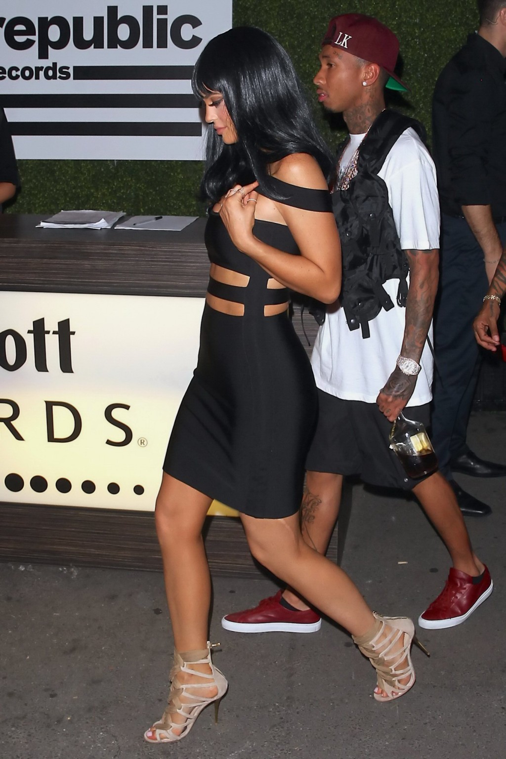 Kylie Jenner ne peut pas cacher ses énormes seins dans une minuscule robe noire.
 #75153646