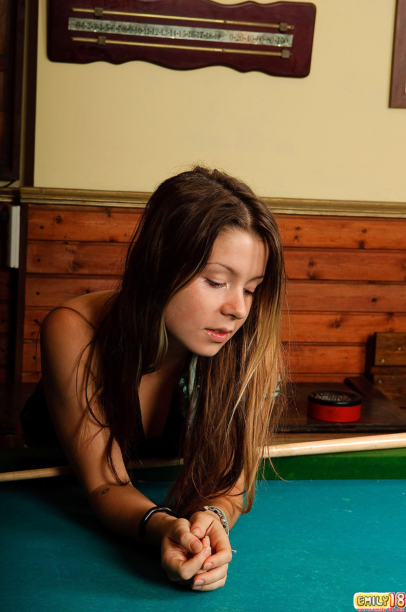 Sie spielt Pool in ihrem sexy schwarzen Spitzen-Top und ihrem kurzen Rock und Emily 18 hat c
 #67373305