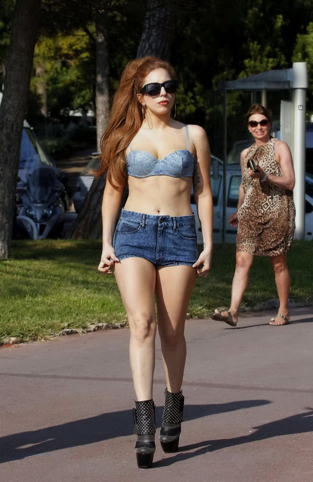 Lady Gaga sembra caldo indossando top bikini striminzito e pantaloncini in denim a les pirates re
 #75251208