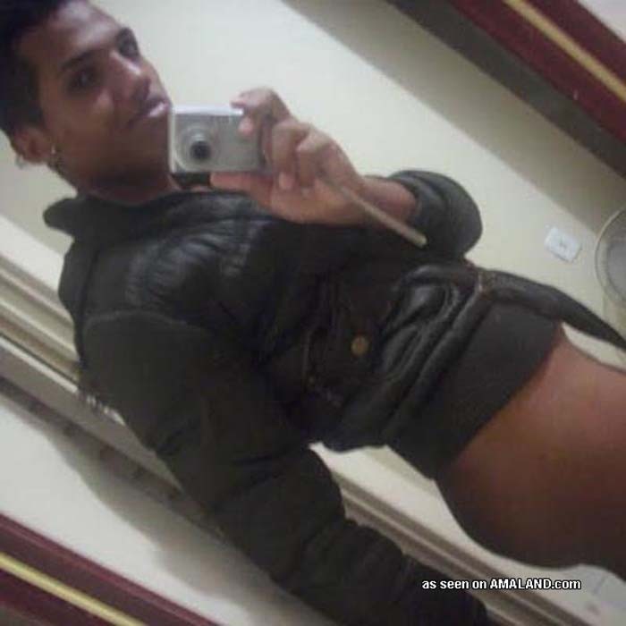 Mexikanischer Twink macht ein Foto von seinem Schwanz im Spiegel
 #76937528