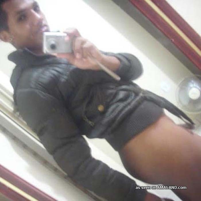 Mexikanischer Twink macht ein Foto von seinem Schwanz im Spiegel
 #76937554