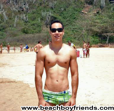 Hunk muskulöse Kerle zeigen etwas Haut am Strand
 #76945517