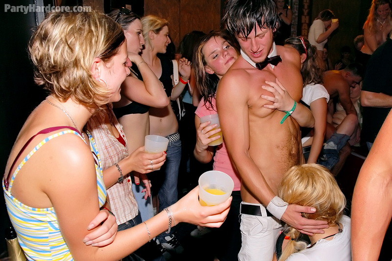 Gruppe von regelmäßigen geilen Schlampe bekommen kinky bei einer Stripper-Party
 #76849932