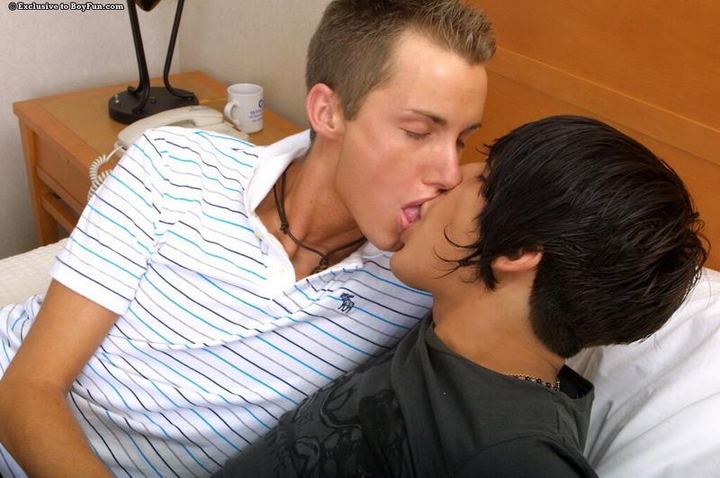Jeunes garçons gays embrassant, suçant, léchant et baisant.
 #76985481