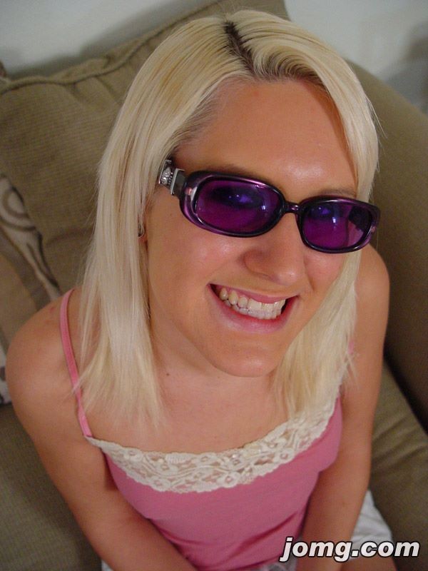 Sexy Blondine mit Brille gibt einen Blowjob
 #73969903