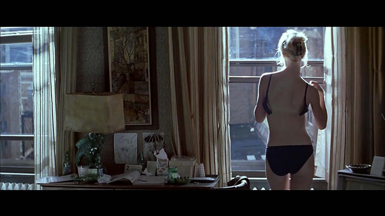 グウィネス・パルトローが映画のシーンでトップレスのポーズをとり、ビーチでビキニを着てセクシーな姿を見せる
 #75316703