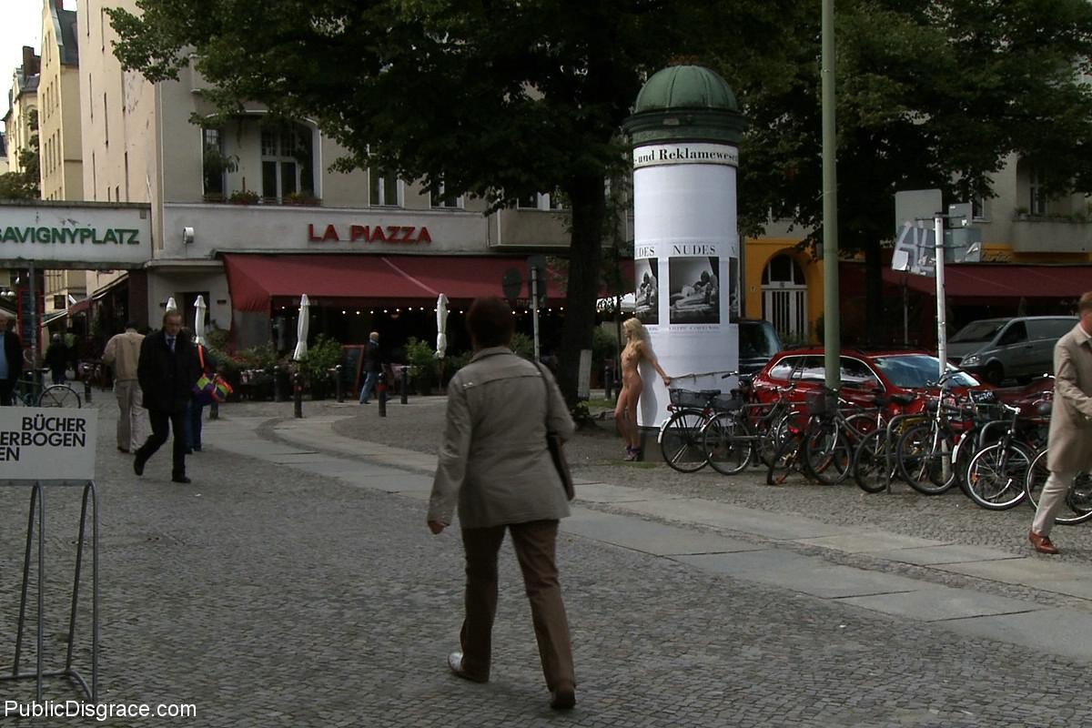 Une fille se fait déshabiller, attacher et baiser en plein air dans des lieux publics.
 #68761089