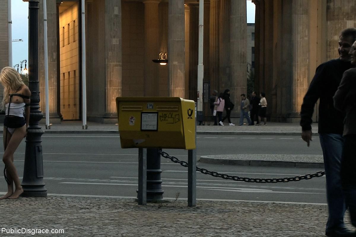 Une fille se fait déshabiller, attacher et baiser en plein air dans des lieux publics.
 #68761170