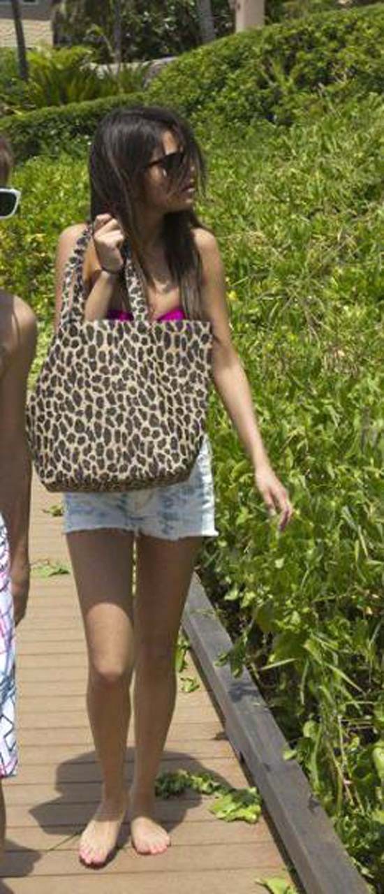 Selena gomez exposant son corps sexy en bikini lors d'une promenade avec son petit ami.
 #75303301