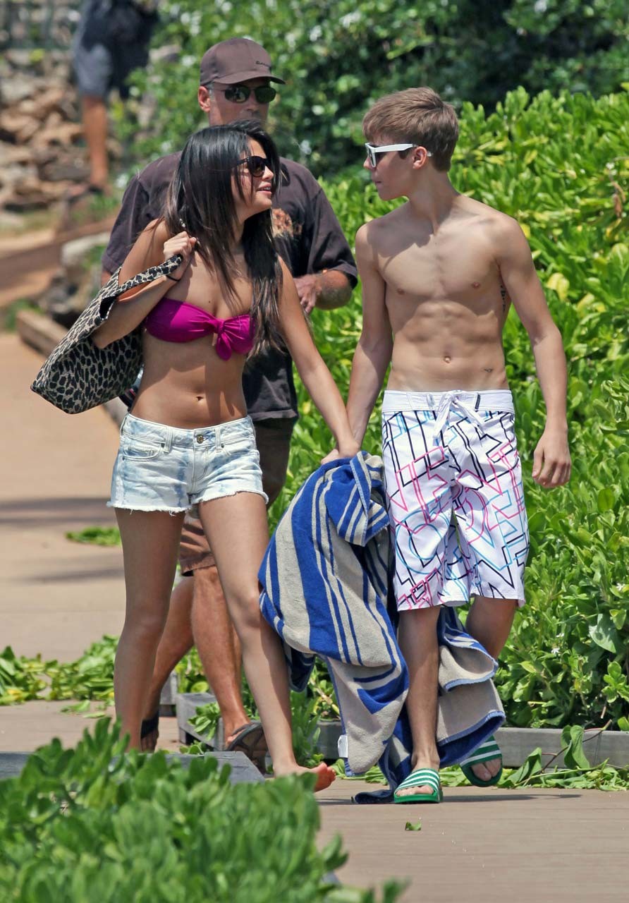 Selena gomez exposant son corps sexy en bikini lors d'une promenade avec son petit ami.
 #75303351