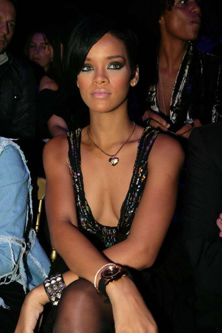 Celebrity Rihanna völlig nackt und posieren in Fetisch-Dessous
 #75421685
