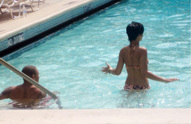 Celebrity Rihanna völlig nackt und posieren in Fetisch-Dessous
 #75421739