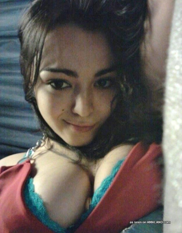 Sexy schwer-chested Küken zeigen ihre schönen Brüste
 #72902578