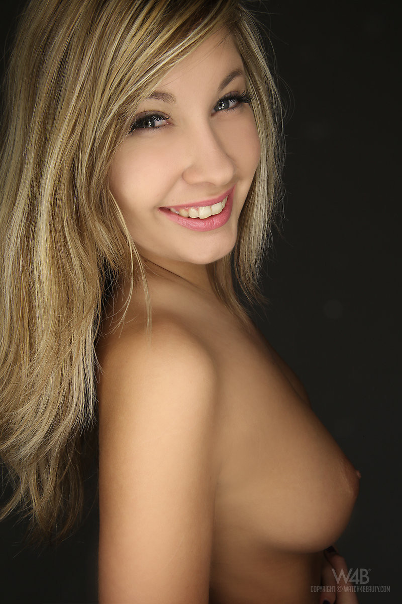 Erotische Teen Babe Holly posiert in Nacktaufnahmen
 #71232577