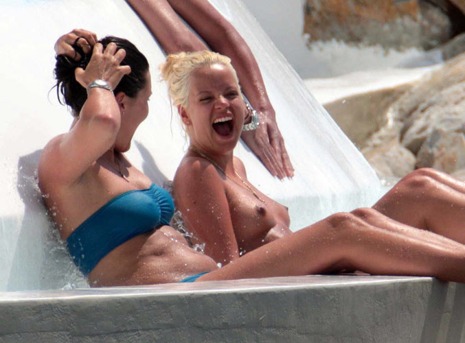 Lily Allen che mostra le sue belle tette grandi sulla spiaggia ai paparazzi
 #75419591