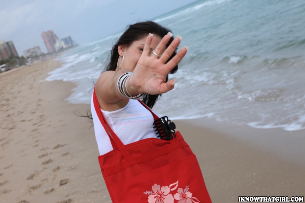 Amateur Freundin gefilmt am Strand und saugen Hahn
 #67144594