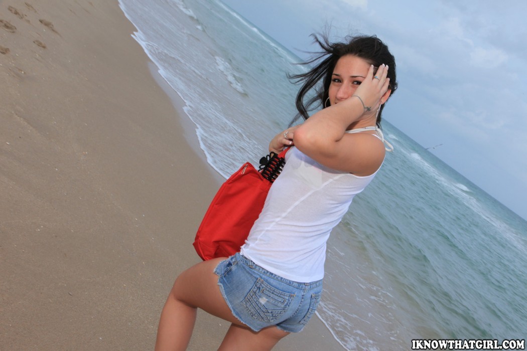 アマチュアの彼女がビーチでフェラをしている映像
 #67144602