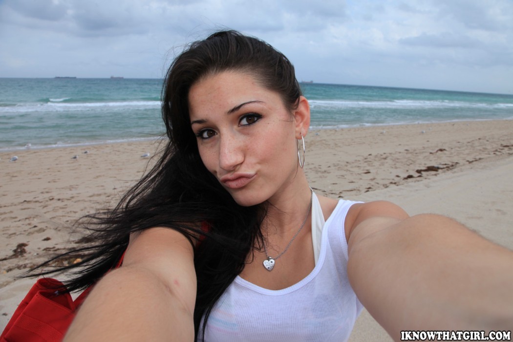 アマチュアの彼女がビーチでフェラをしている映像
 #67144608
