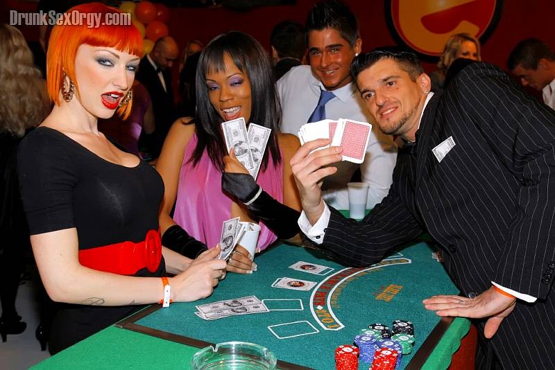 Eine Orgie bricht auf einer Casino-Party aus
 #77821448